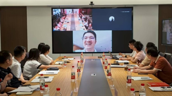 一群人坐在桌子前 AI 生成的内容可能不正确。